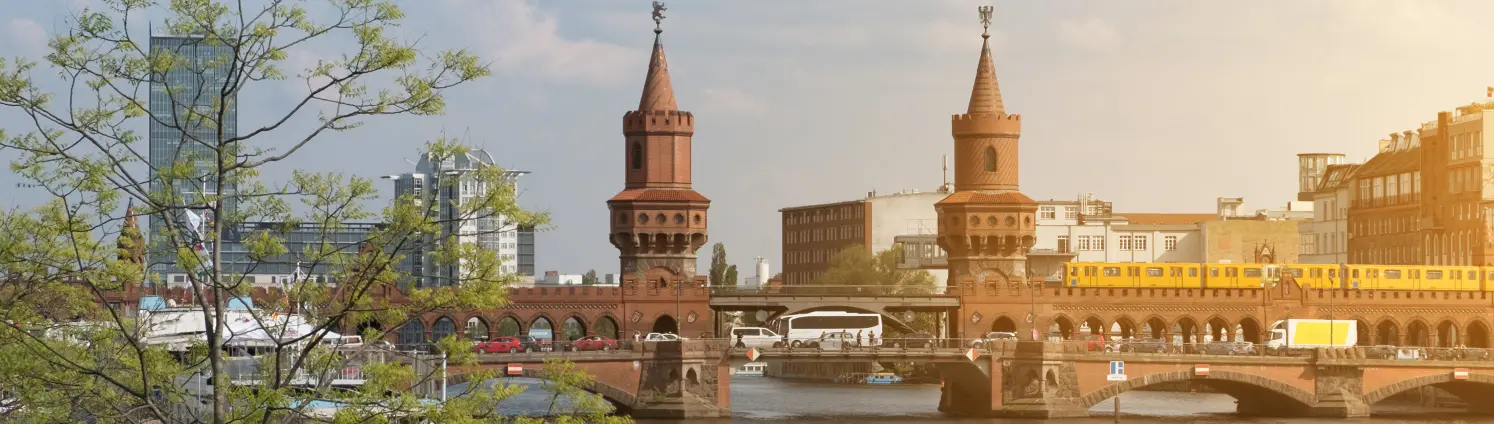 Ansicht von Berlin mit Blick auf die Oberbaumbrücke und Fluss Spree-Panorama