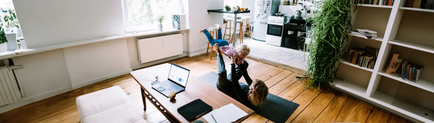 Mutter macht Yoga mit ihrem Kind