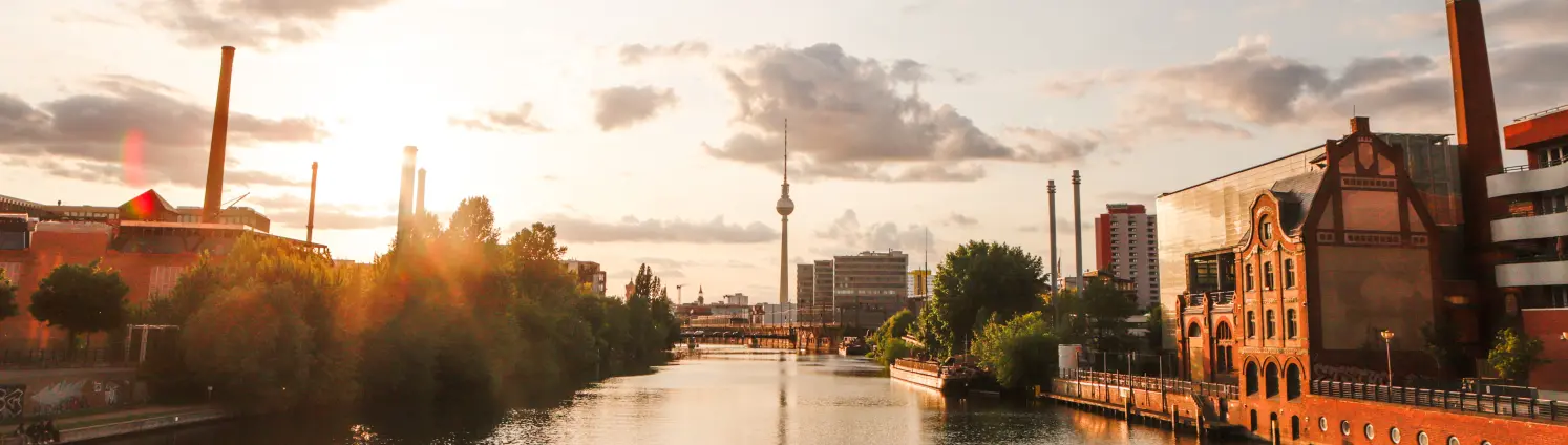 Bild von der Spree mit Blick auf den Fernsehturm bei Sonnenuntergang