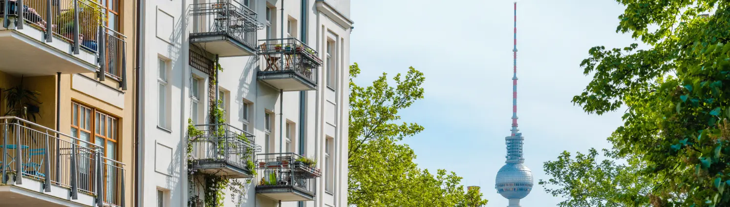 Wohnarchitektur in Berlin Prenzlauer Berg und der Fernsehturm