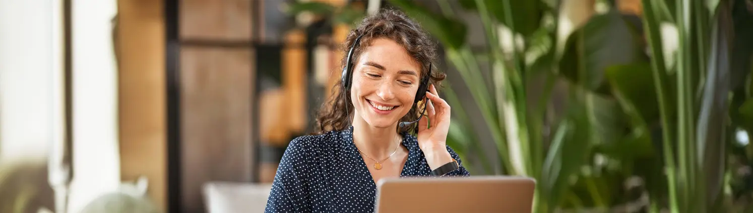 Eine Frau mit Headset, die lächelt