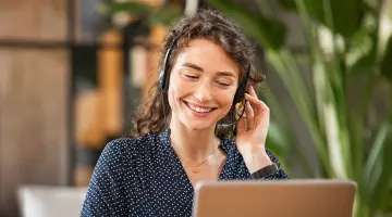 Eine Frau mit Headset, die lächelt