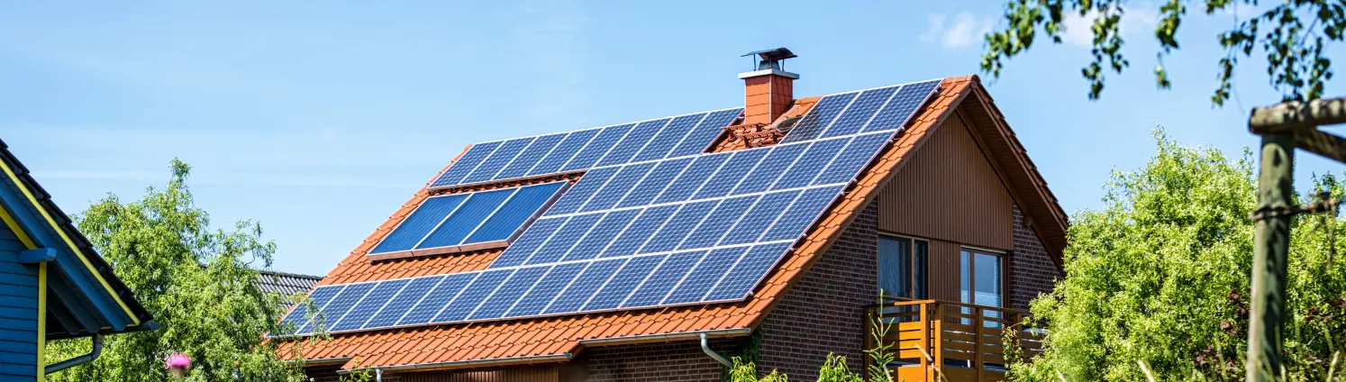 Ein Haus mit einer Photovoltaik-Anlage auf dem Dach