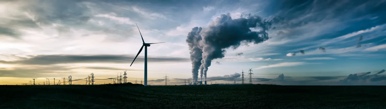 Panoramabild einer Landschaft, in der man Strommasten, Windkrafträder und den Dampf aus Kernkraftwerken sieht