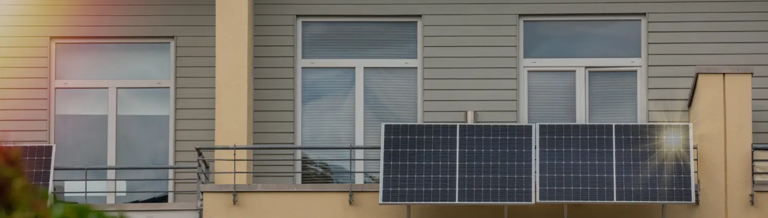 Solarkraftwerk auf einem Balkon mit Sonnenlichtreflexion