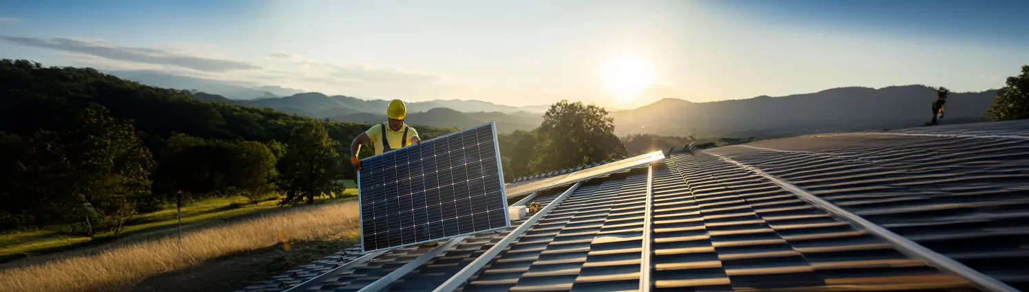 Ein Mann verlegt Solarplatten auf einem Feld