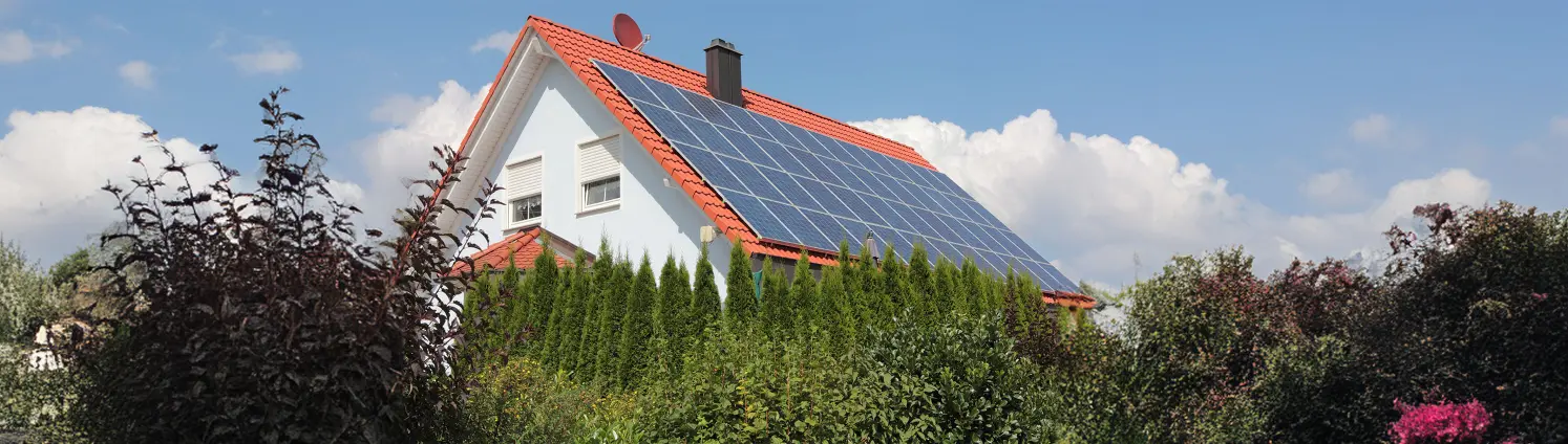 Solaranlage auf dem Dach eines Einfamilienhaus