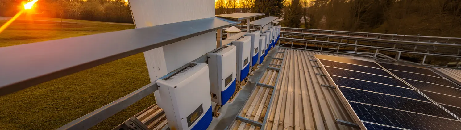 Stromspeicheranlage für Photovoltaik in einer Reihe auf einem Dach