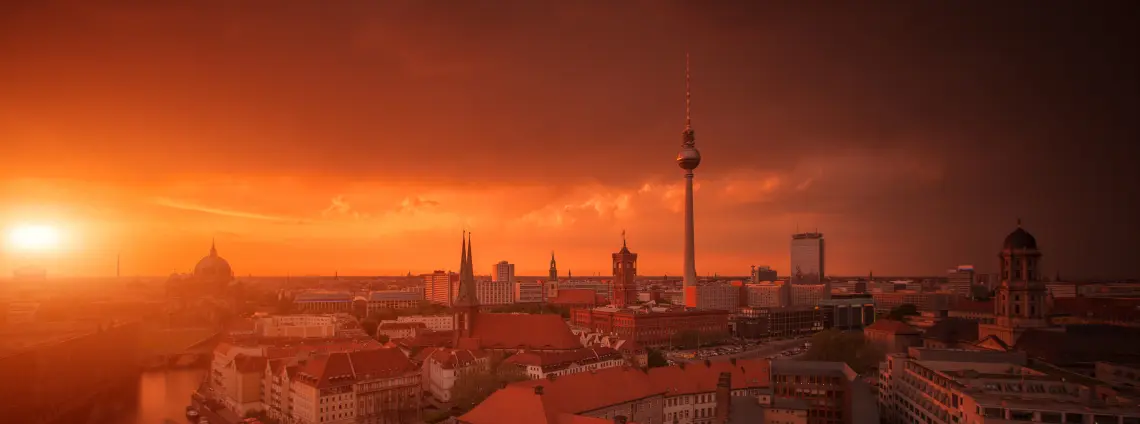 Ein Blick auf die Berliner Innenstadt, die Szenerie ist getränkt im Rot der Abendsonne