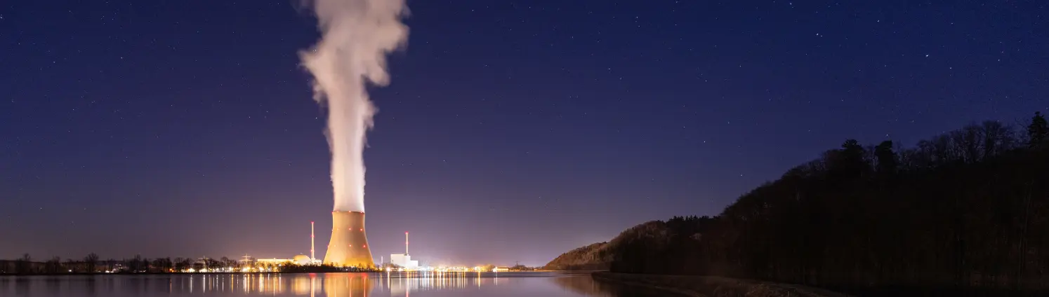 Kernkraftwerk zur blauen Stunde mit Spiegelung