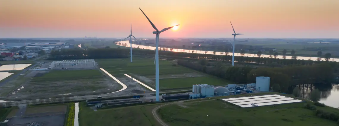 Solarmodule und Windräder in der Natur im Sonnenuntergang