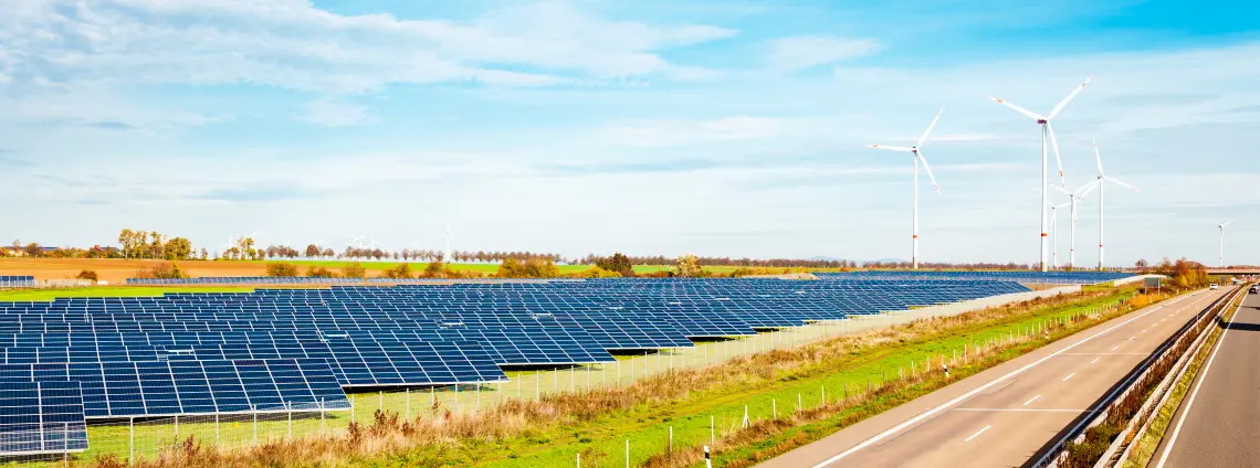 Ein Solarfeld an einer Autobahn unter blauem Himmel