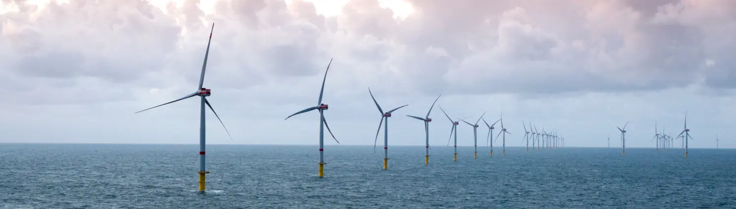 Windräder auf dem Meer