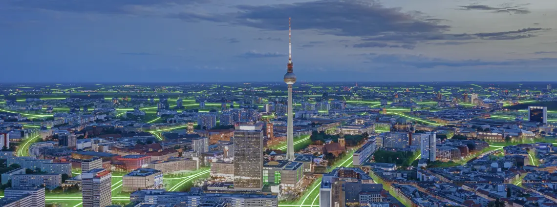 Berlin aus der Vogelperspektive bei Nacht mit Fernsehturm im Bild-Zentrum und grünen Linien, die die Straßen nachzeichnen