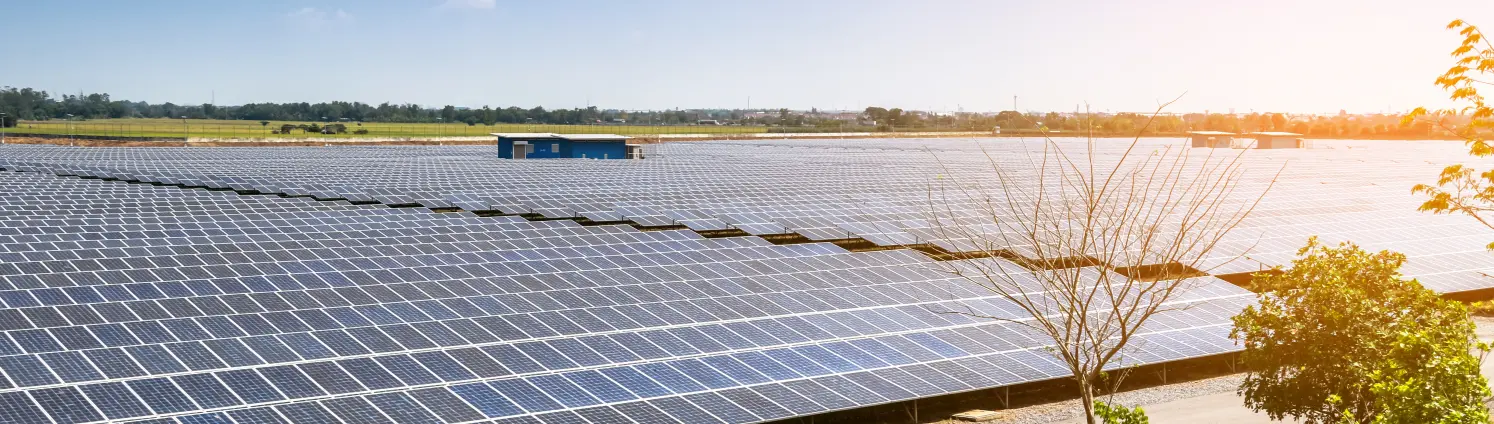 Solarpanel zur Erzeugung von stromsauberer Energie auf blauem Himmel Hintergrund