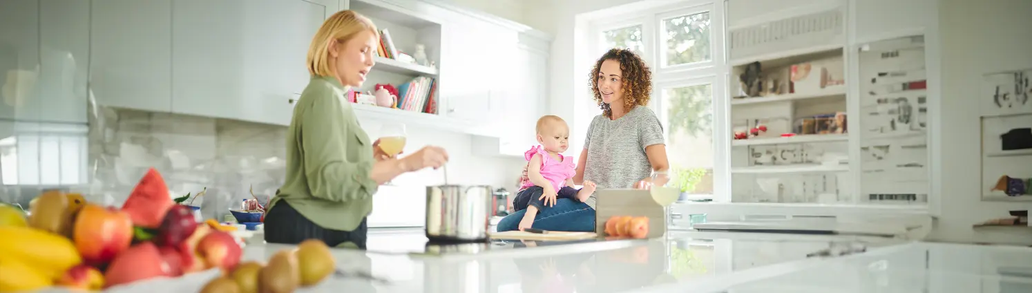 Eine Familie mit Kind bereitet zusammen Essen in der Küche